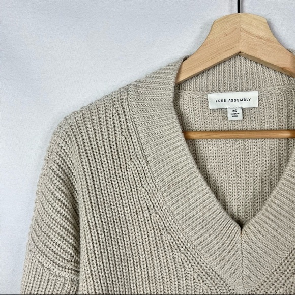 Free Assembly Beige Wide V-Neck Pullover Sweater XS - Picture 4 of 4
